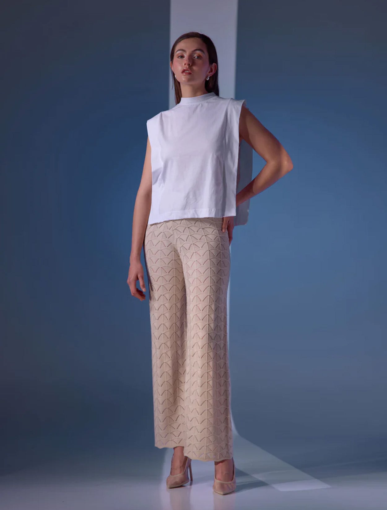 Camiseta de algodón con mensaje gráfico Unite Diverse en colores blanco y negro de la marca Disímil – Ropa de diseño contemporáneo y básicos con mensaje hecho en Colombia | Casa Precis, Concept Store