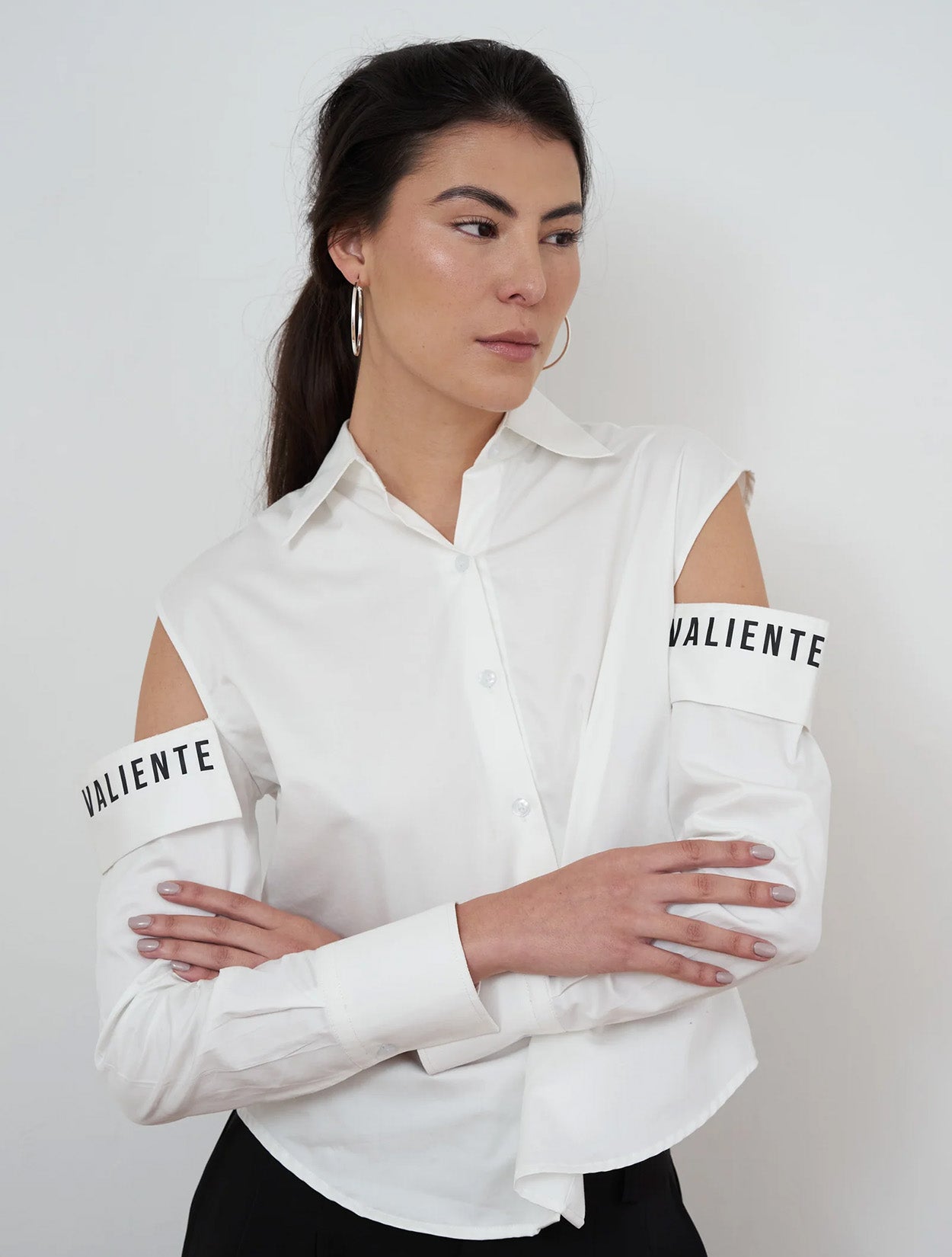Camisa blanca de algodón con diseño de autor y silueta estructurada modelo Valiente de la marca Disímil – Camisería de lujo y diseño contemporáneo hecho en Colombia | Casa Precis, Concept Store
