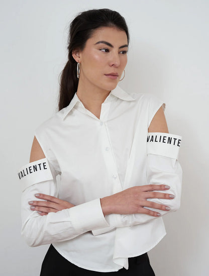 Camisa blanca de algodón con diseño de autor y silueta estructurada modelo Valiente de la marca Disímil – Camisería de lujo y diseño contemporáneo hecho en Colombia | Casa Precis, Concept Store