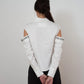 Camisa blanca de algodón con diseño de autor y silueta estructurada modelo Valiente de la marca Disímil – Camisería de lujo y diseño contemporáneo hecho en Colombia | Casa Precis, Concept Store