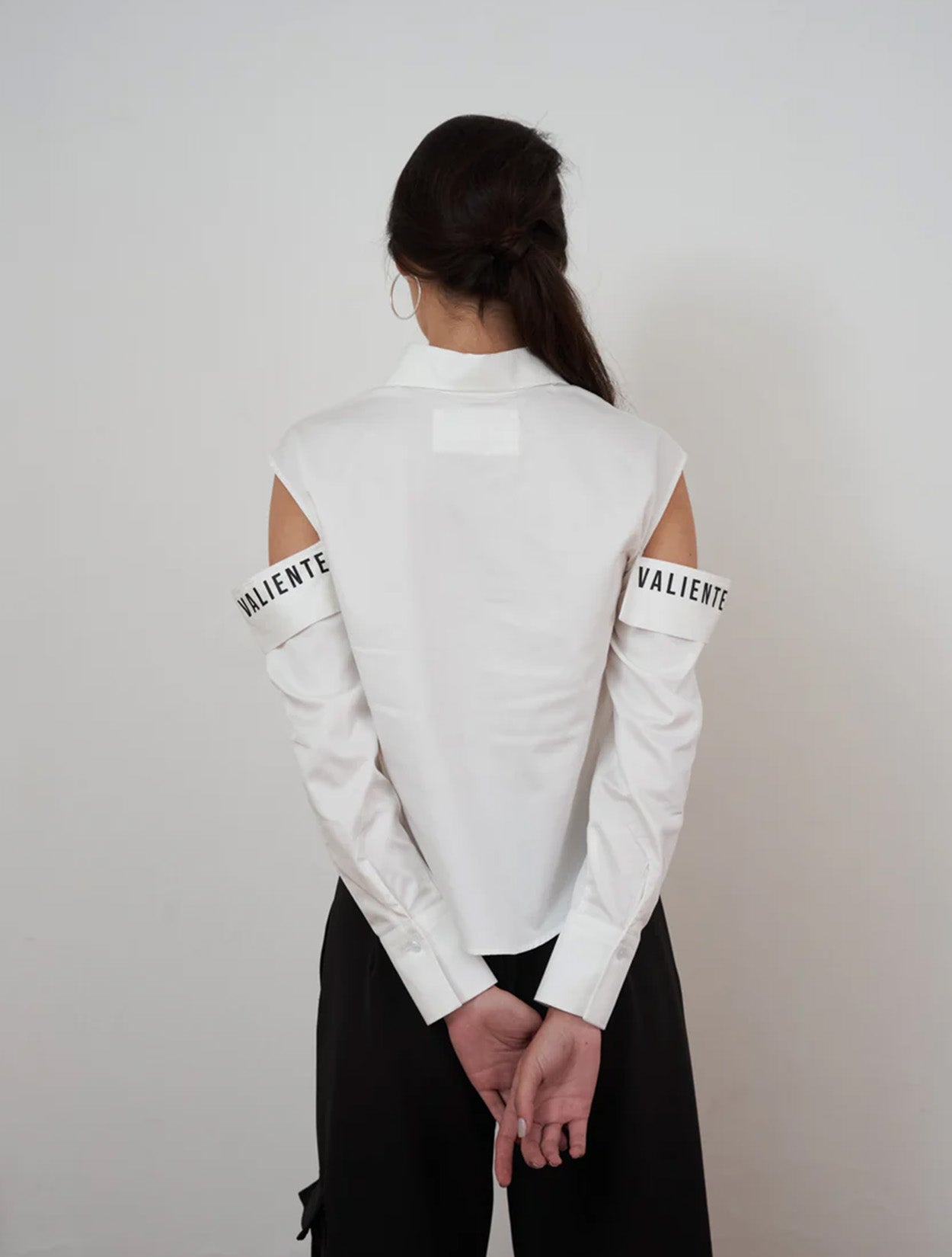 Camisa blanca de algodón con diseño de autor y silueta estructurada modelo Valiente de la marca Disímil – Camisería de lujo y diseño contemporáneo hecho en Colombia | Casa Precis, Concept Store