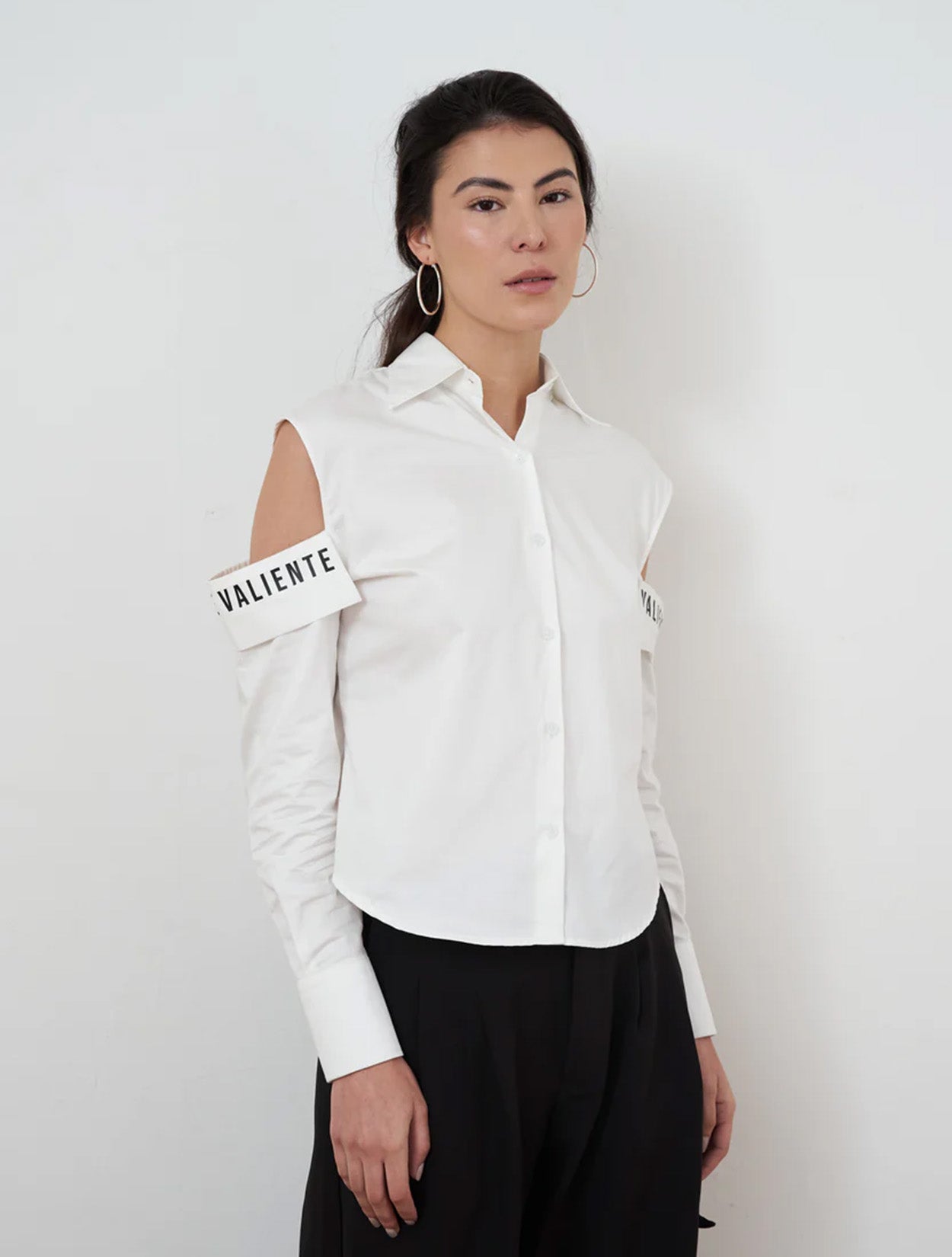 Camisa blanca de algodón con diseño de autor y silueta estructurada modelo Valiente de la marca Disímil – Camisería de lujo y diseño contemporáneo hecho en Colombia | Casa Precis, Concept Store