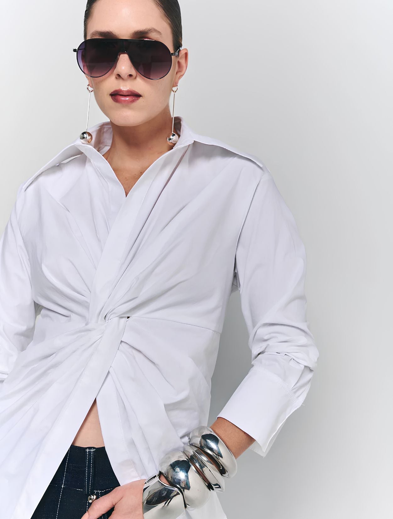 Camisa La Inmersión de la marca Viviana Ramírez con silueta volumétrica de diseño de autor y acabados de alta sastrería – Blusa de lujo hecha en Colombia | Casa Precis, Concept Store