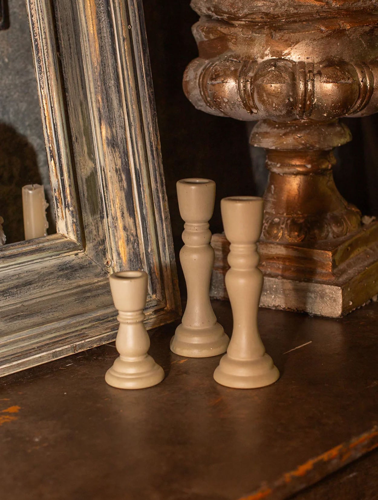 Candelabro de granito natural gris de diseño minimalista y escultórico de la marca Pabilo – Objetos de decoración de lujo y diseño de interiores hecho en Colombia | Casa Precis, Concept Store