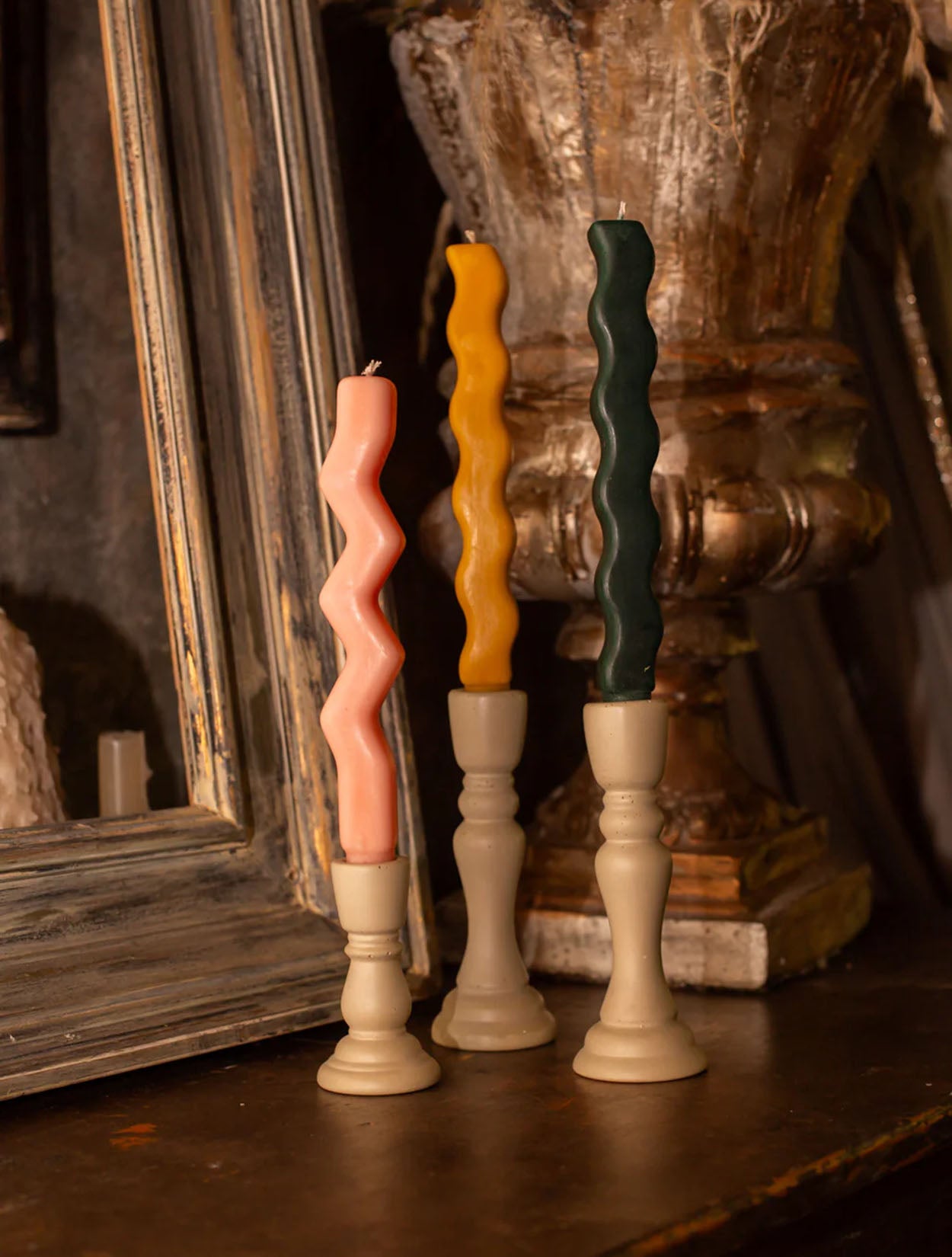 Candelabro de granito natural beige midi de diseño minimalista y escultórico de la marca Pabilo – Objetos de decoración de lujo y diseño de interiores hecho en Colombia | Casa Precis, Concept Store