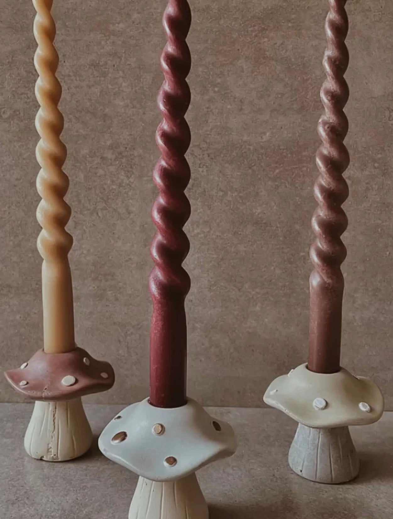 Candelabro artesanal con forma de hongo en colores rojo y vainilla de la marca Pabilo – Objetos de diseño contemporáneo y decoración para el hogar hecho en Colombia | Casa Precis, Concept Store