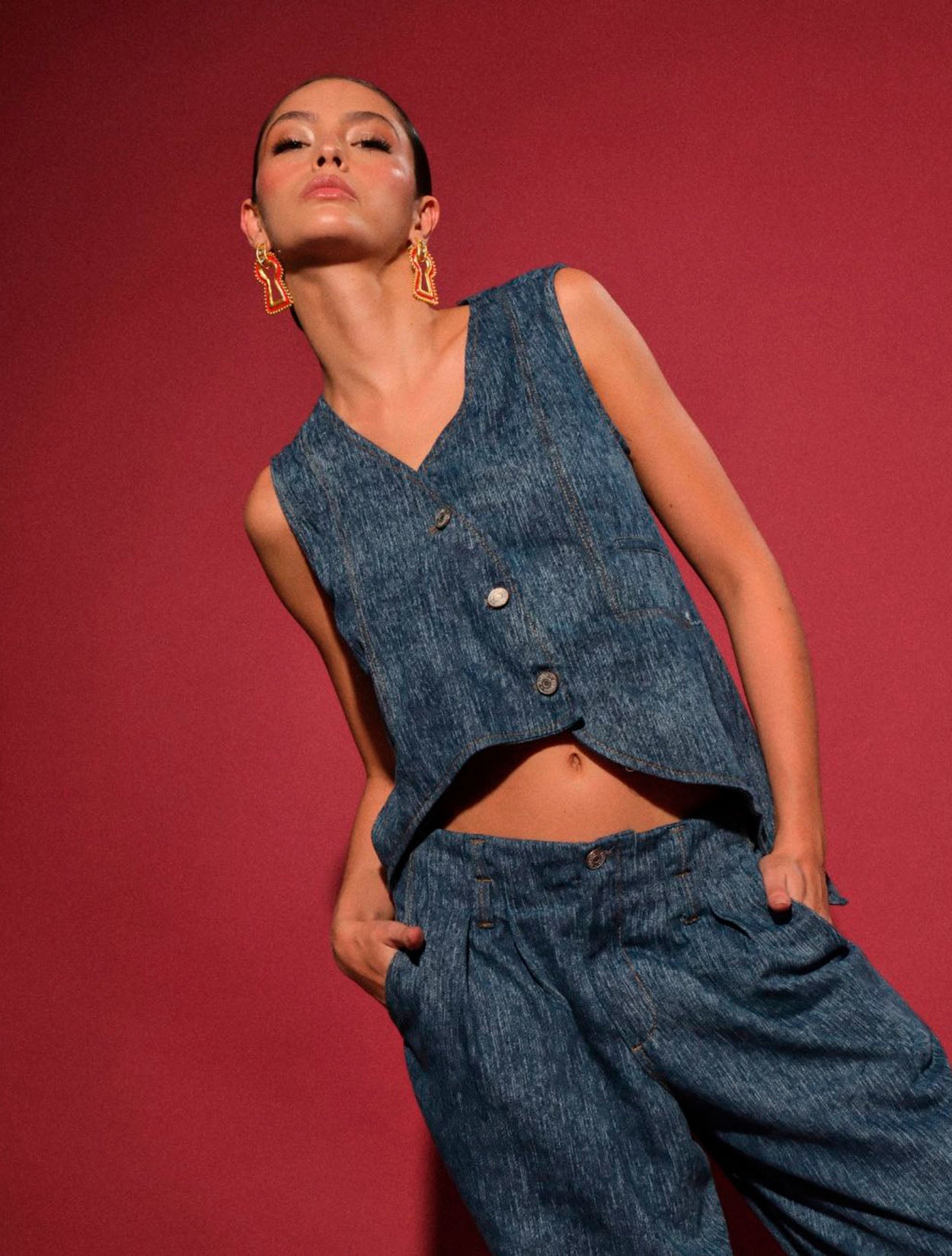 Chaleco Savanna en denim desestructurado de Kathe Zapata con diseño asimétrico y artesanal – Moda colombiana de lujo urbano | Casa Precis, Concept Store