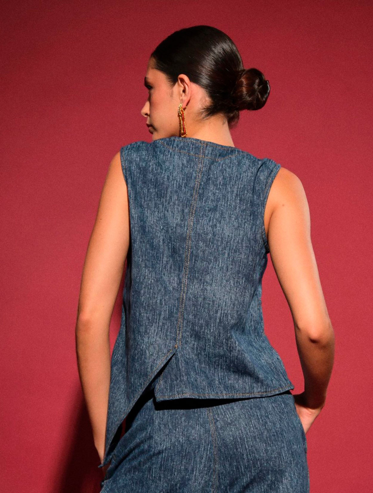 Chaleco Savanna en denim desestructurado de Kathe Zapata con diseño asimétrico y artesanal – Moda colombiana de lujo urbano | Casa Precis, Concept Store