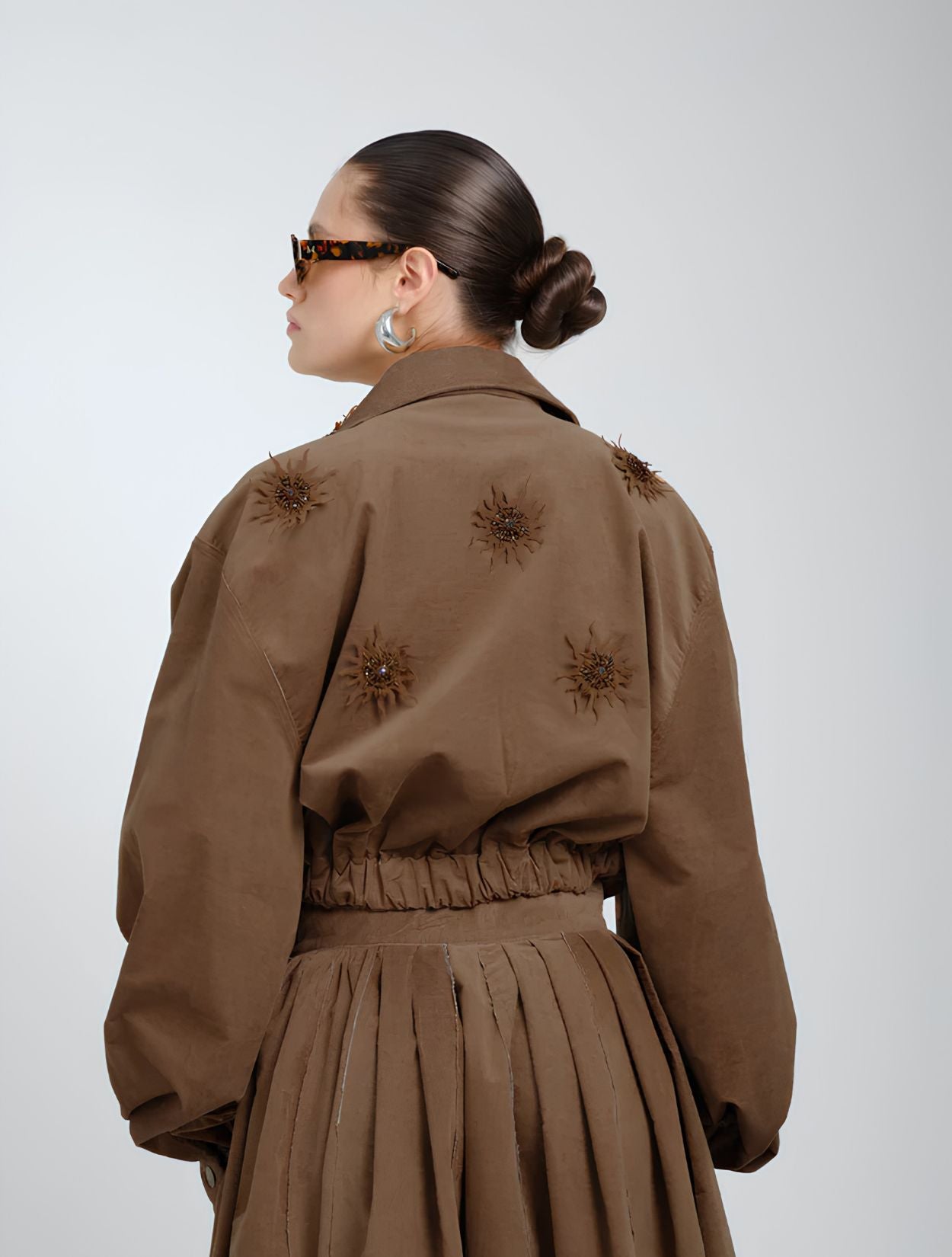 Chaqueta Amba de la marca A MO DO MIO con silueta sastrera estructurada de diseño de autor contemporáneo – Blazer de lujo hecho en Colombia | Casa Precis, Concept Store