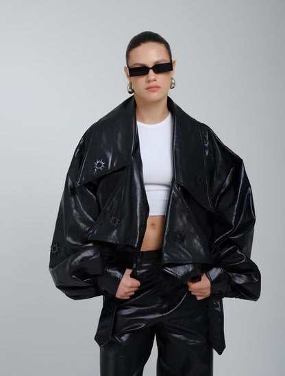 Chaqueta Ape de la marca A MODO MÍO con silueta sastrera estructurada de diseño de autor contemporáneo – Blazer de lujo hecho en Colombia | Casa Precis, Concept Store