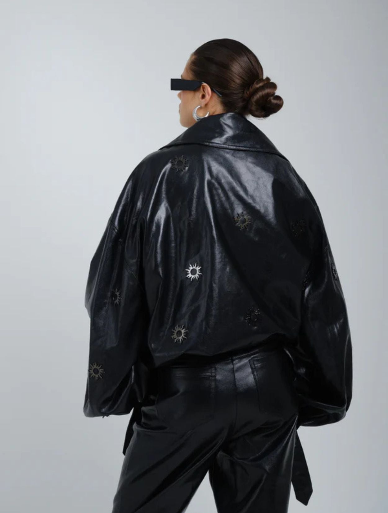 Chaqueta Ape de la marca A MODO MÍO con silueta sastrera estructurada de diseño de autor contemporáneo – Blazer de lujo hecho en Colombia | Casa Precis, Concept Store