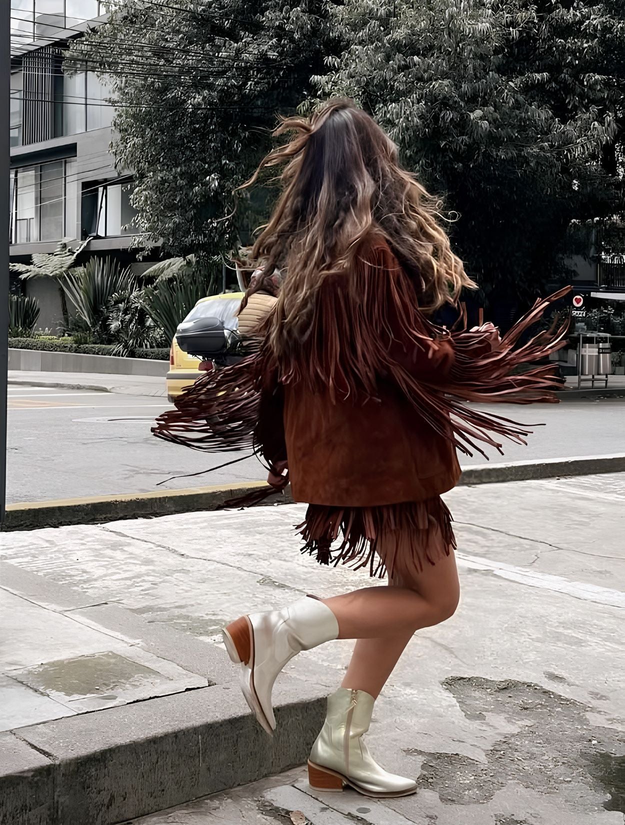 Chaqueta de cuero con flecos en color arena de la marca Reghio con botones forrados y diseño de autor – Chaqueta de lujo hecha en Colombia | Casa Precis, Concept Store