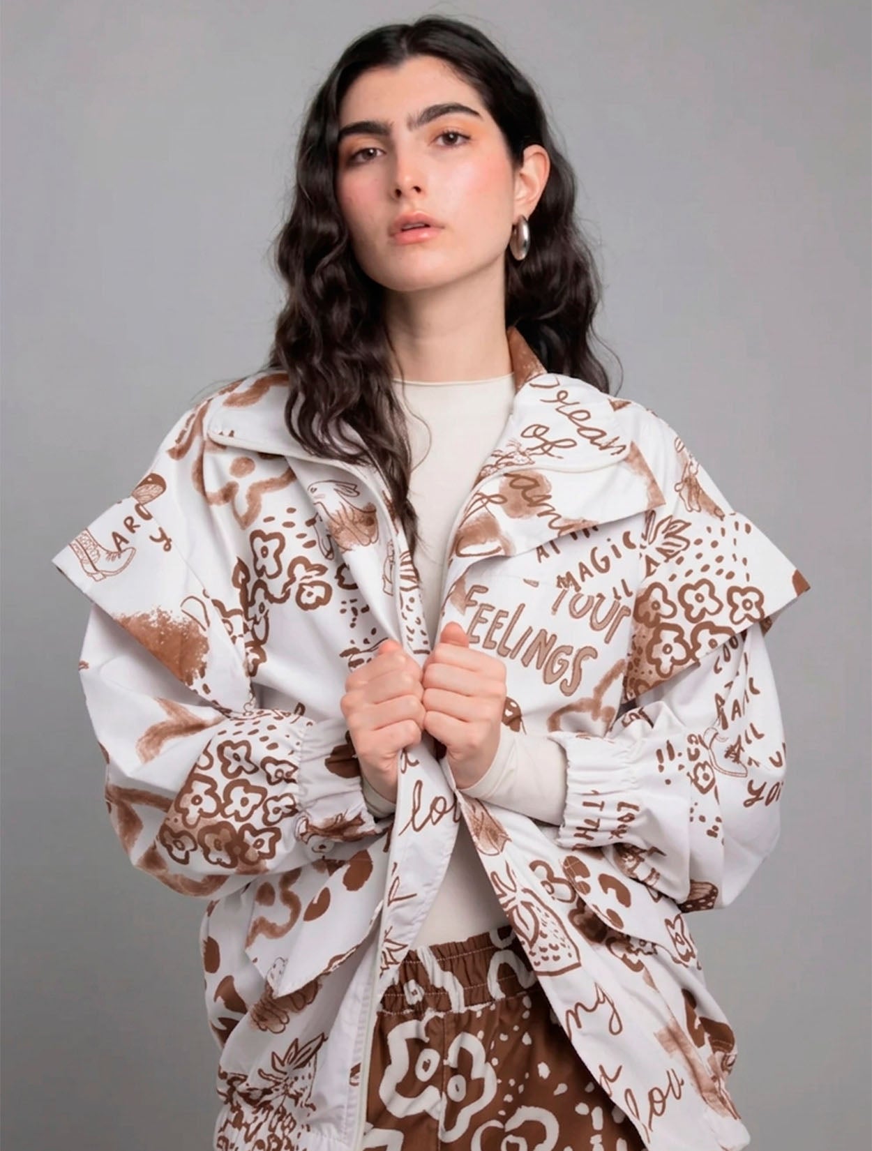 Chaqueta Grow Dreams de Diseño Gráfico en Color Café y Crema de la marca colombiana Mar Mara x Casa Precis, Concept Store