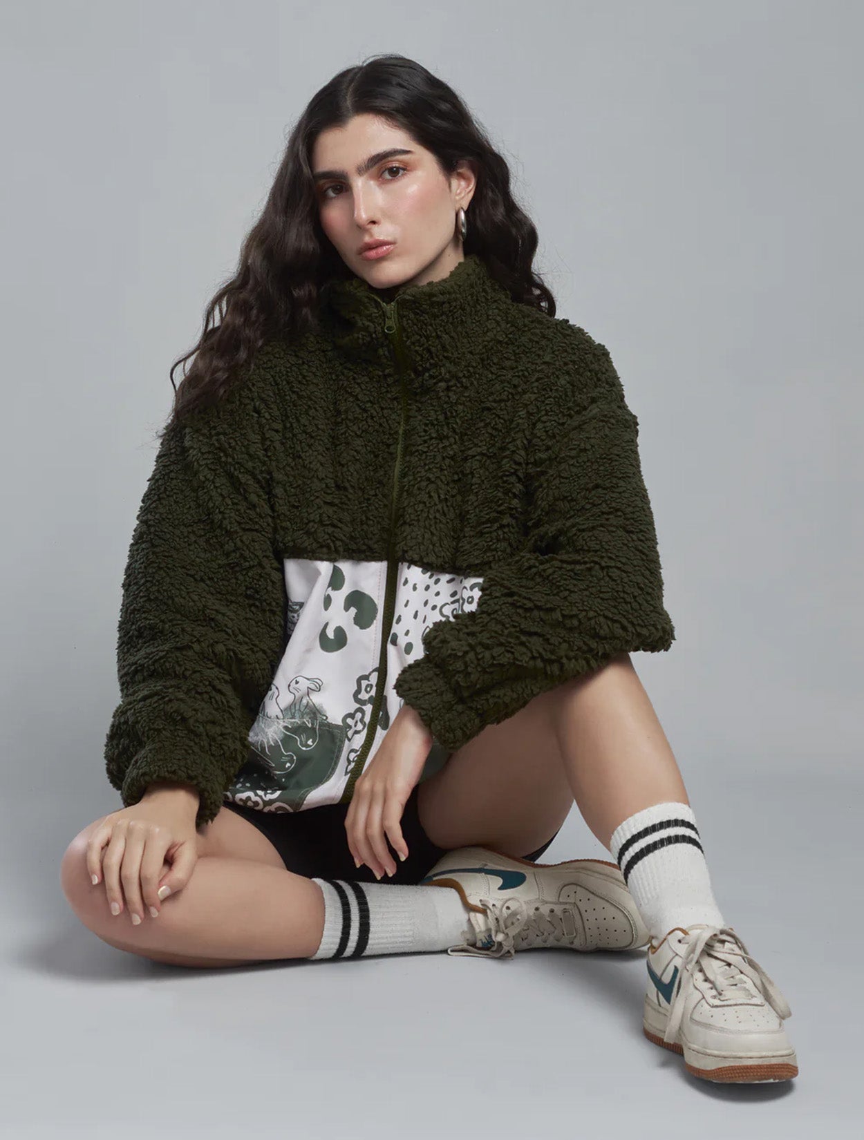 Chaqueta Ovejera Grow Dreams en Verde y Crema de Textura Sherpa de la marca colombiana Mar Mara x Casa Precis, Concept Store