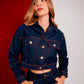 Chaqueta Trace de Fredda con diseño estructural y corte minimalista en color negro para mujer – Moda colombiana de lujo | Casa Precis, Concept Store. Primer plano.
