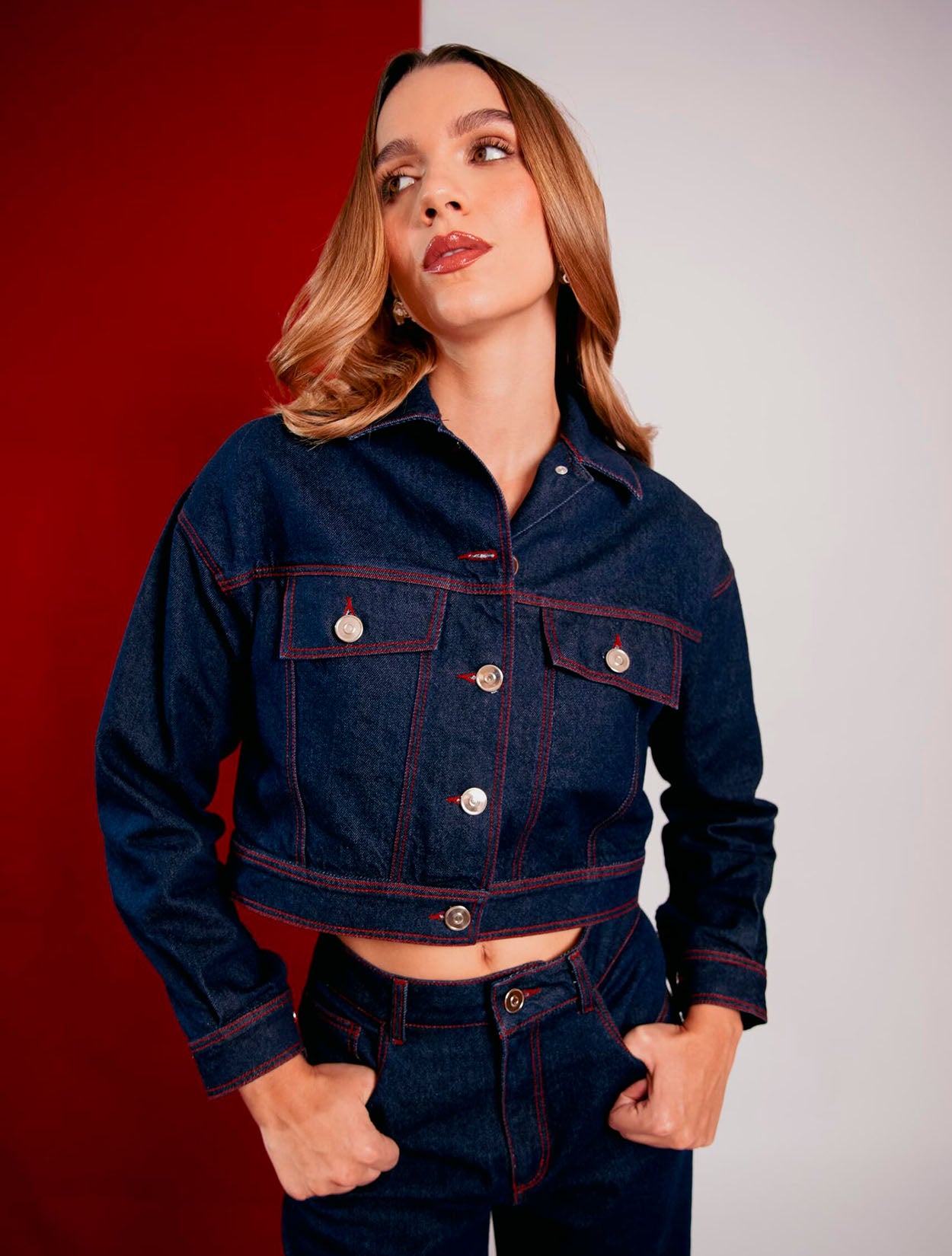 Chaqueta Trace de Fredda con diseño estructural y corte minimalista en color negro para mujer – Moda colombiana de lujo | Casa Precis, Concept Store. Primer plano.