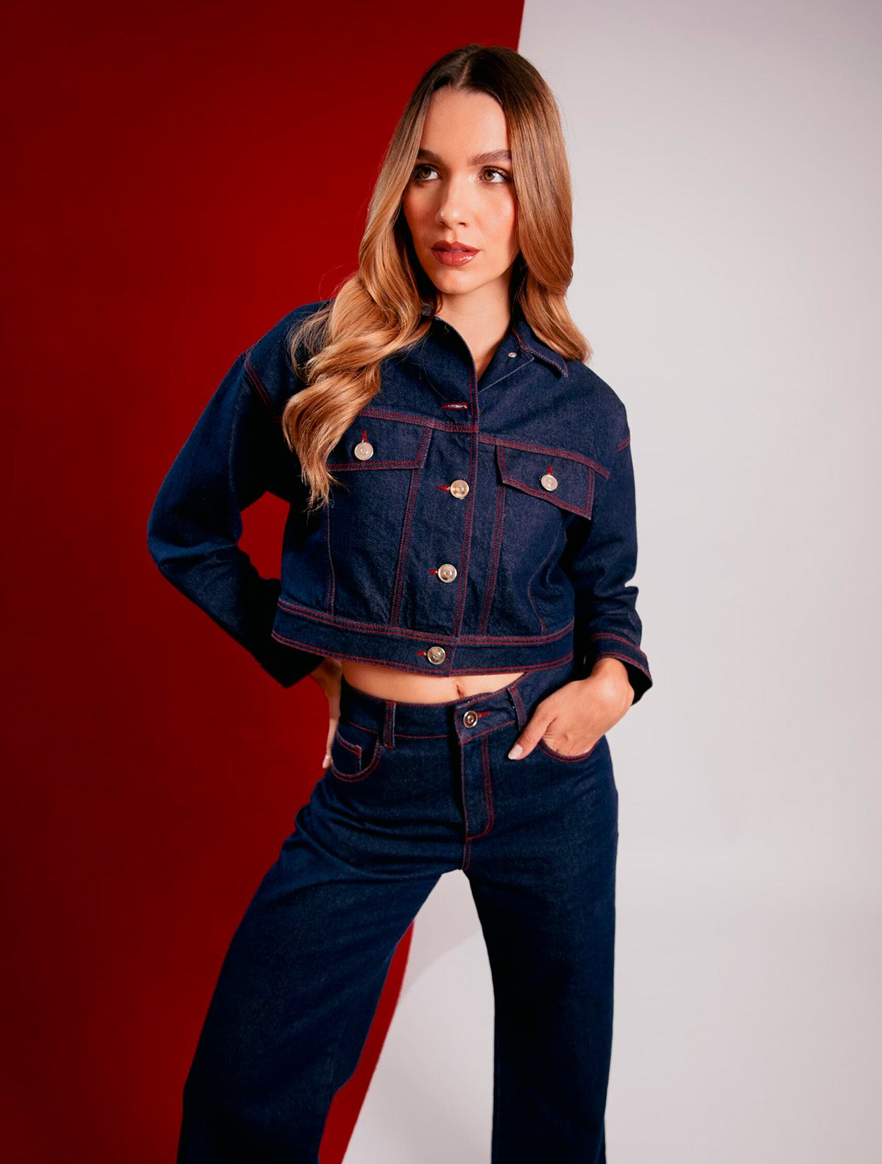 Chaqueta Trace de Fredda con diseño estructural y corte minimalista en color negro para mujer – Moda colombiana de lujo | Casa Precis, Concept Store. Segundo plano.