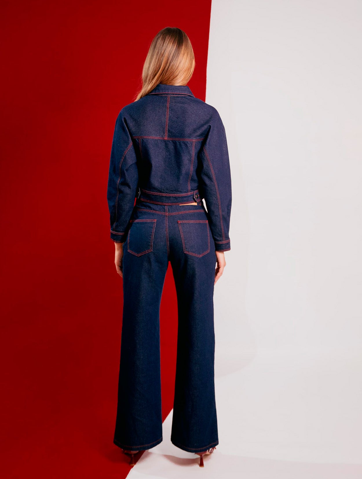 Chaqueta Trace de Fredda con diseño estructural y corte minimalista en color negro para mujer – Moda colombiana de lujo | Casa Precis, Concept Store. Tercer plano.