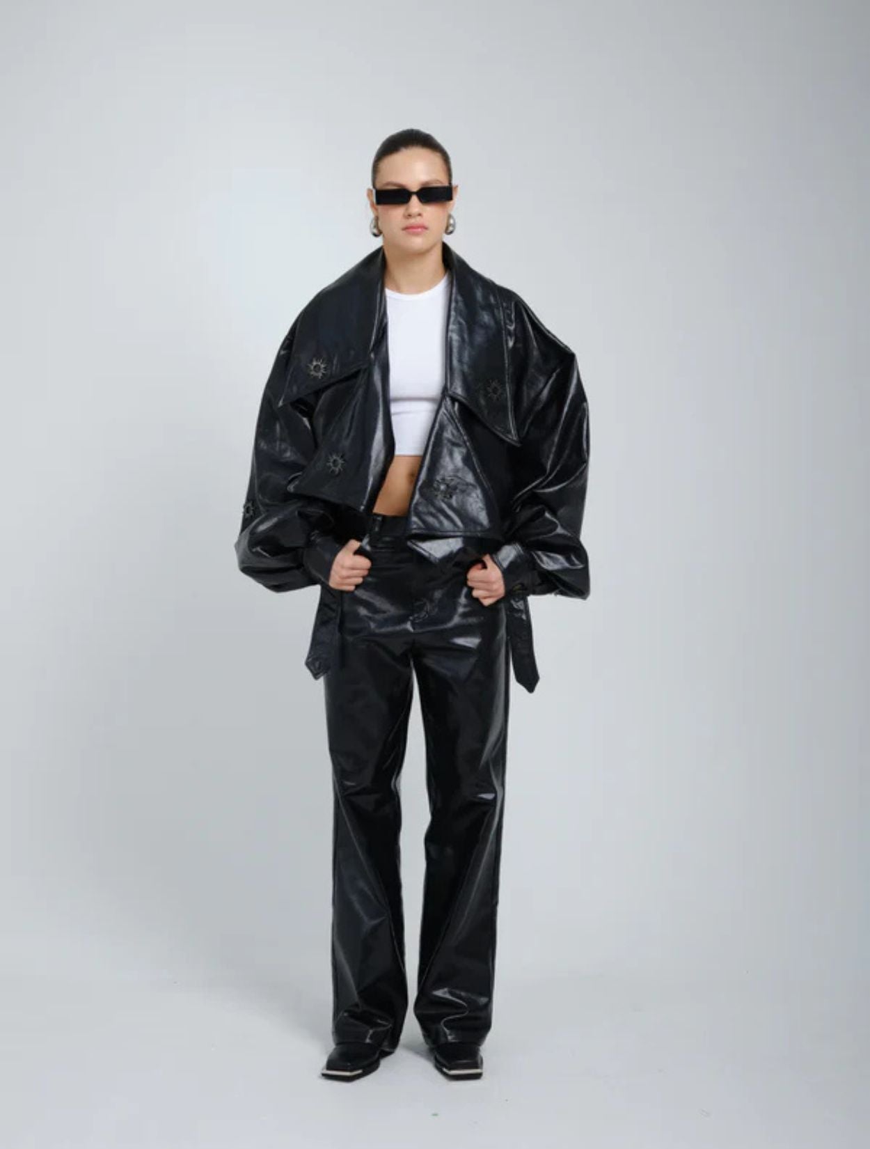 Chaqueta Ape de la marca A MODO MÍO con silueta sastrera estructurada de diseño de autor contemporáneo – Blazer de lujo hecho en Colombia | Casa Precis, Concept Store