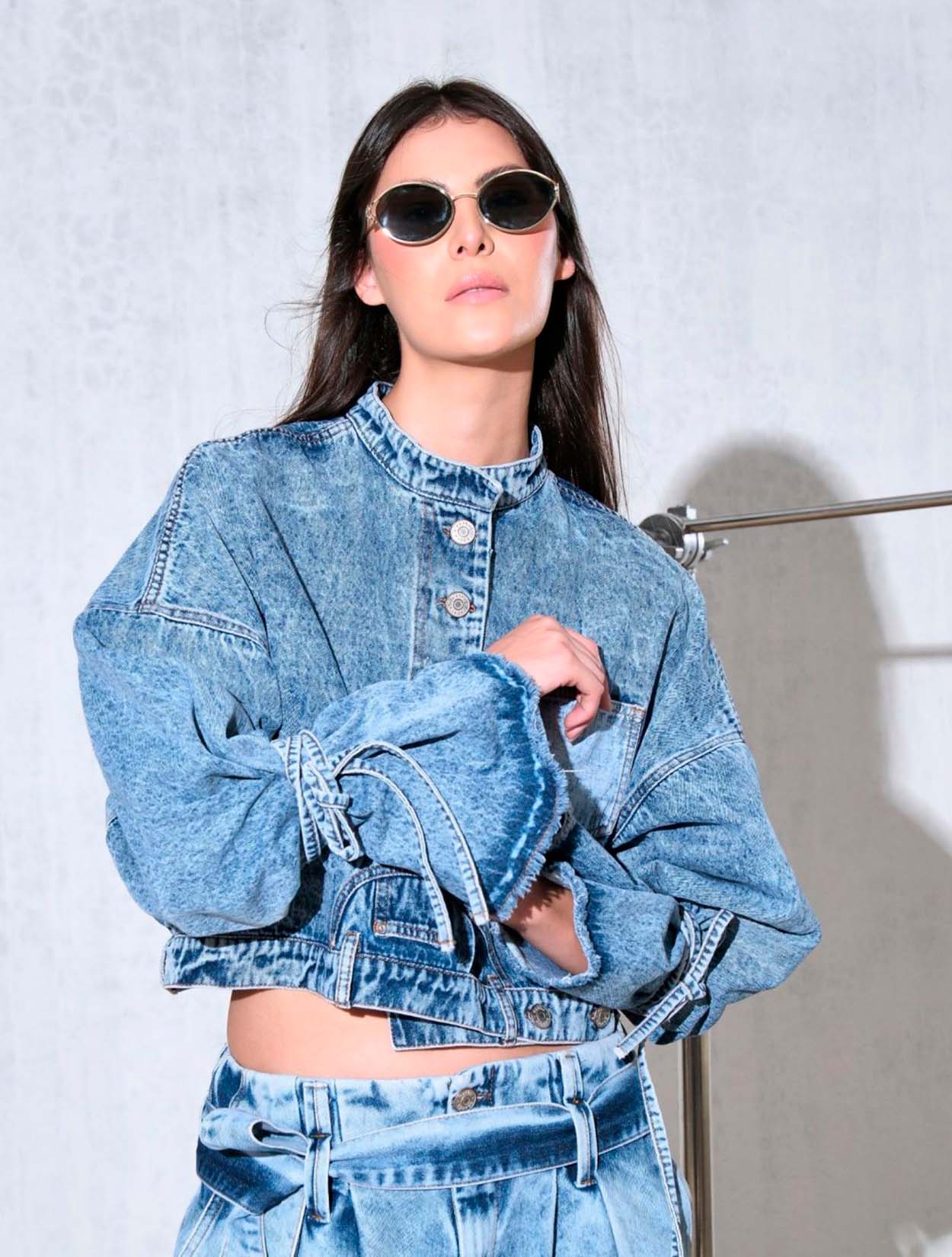 Chaqueta cropped de corte jean de Kathe Zapata con diseño contemporáneo y silueta corta – Moda colombiana de lujo urbano | Casa Precis, Concept Store