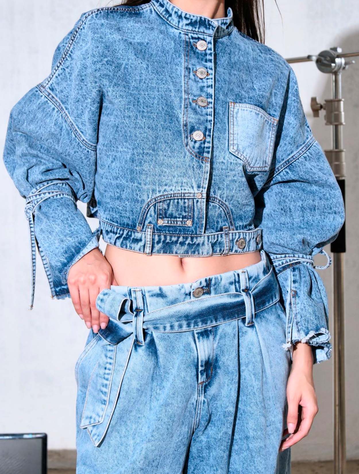 Chaqueta cropped de corte jean de Kathe Zapata con diseño contemporáneo y silueta corta – Moda colombiana de lujo urbano | Casa Precis, Concept Store
