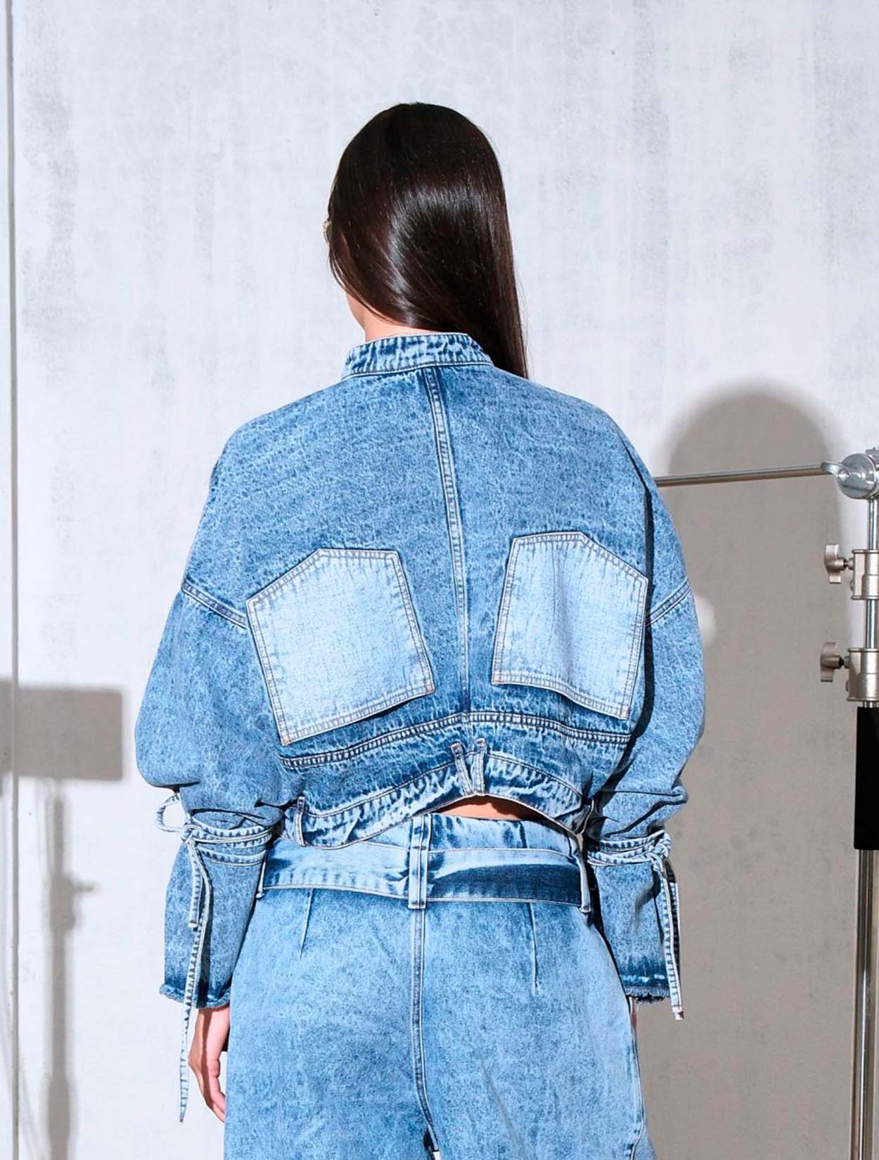Chaqueta cropped de corte jean de Kathe Zapata con diseño contemporáneo y silueta corta – Moda colombiana de lujo urbano | Casa Precis, Concept Store
