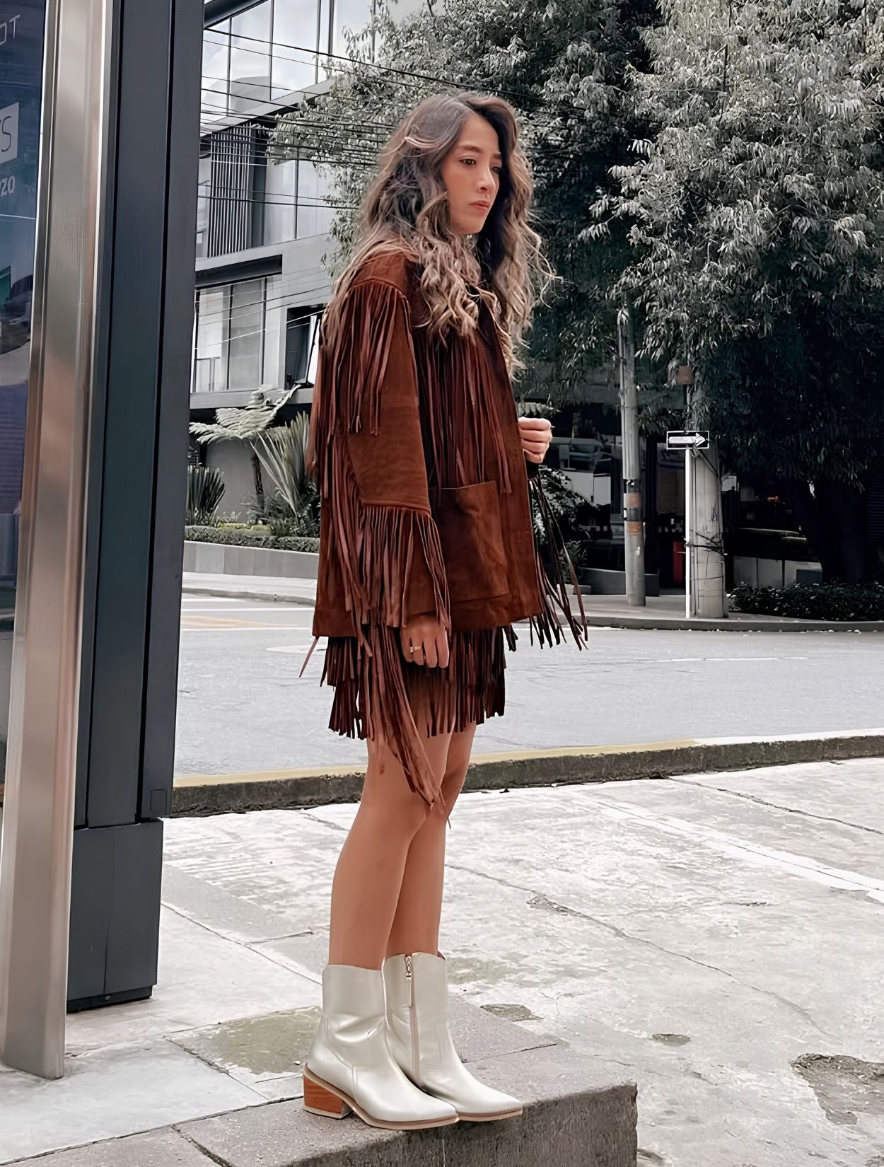 Chaqueta de cuero con flecos en color arena de la marca Reghio con botones forrados y diseño de autor – Chaqueta de lujo hecha en Colombia | Casa Precis, Concept Store