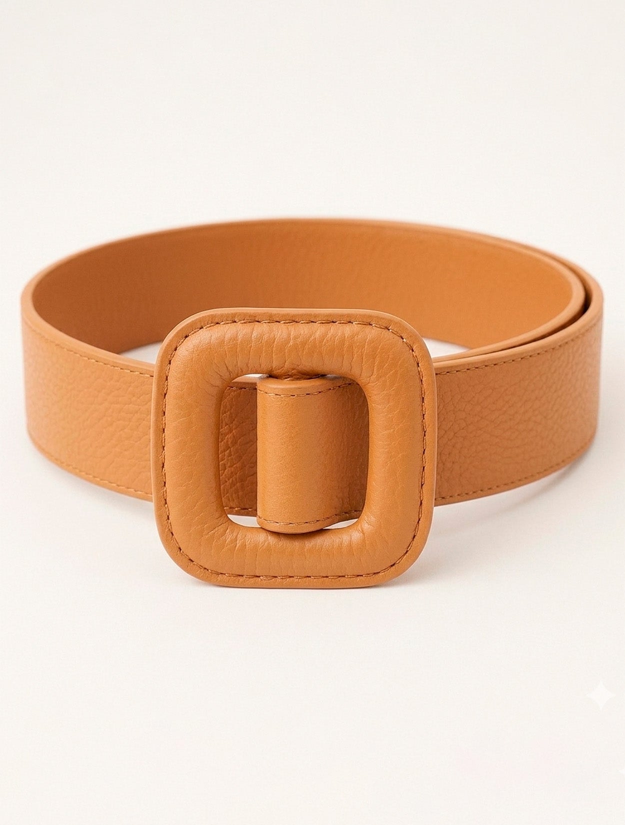 Cinturón de cuero artesanal camel para mujer de Shido, hebilla cuadrada grande forrada, accesorio de moda en Casa Precis.