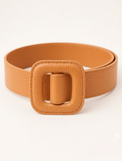 Cinturón de cuero artesanal camel para mujer de Shido, hebilla cuadrada grande forrada, accesorio de moda en Casa Precis.