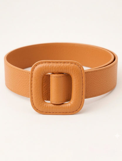 Cinturón de cuero artesanal camel para mujer de Shido, hebilla cuadrada grande forrada, accesorio de moda en Casa Precis.
