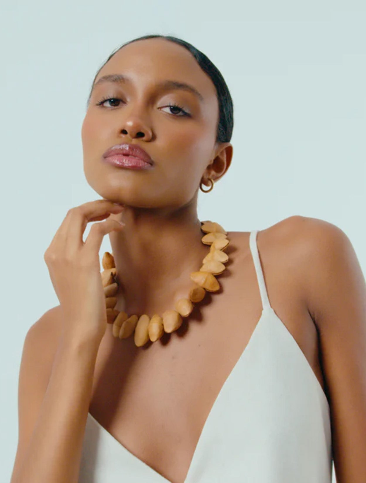 Collar artesanal elaborado con semillas de Cabalonga de la marca Celestino – Joyería de autor colombiana y accesorios inspirados en la botánica ancestral | Casa Precis, Concept Store