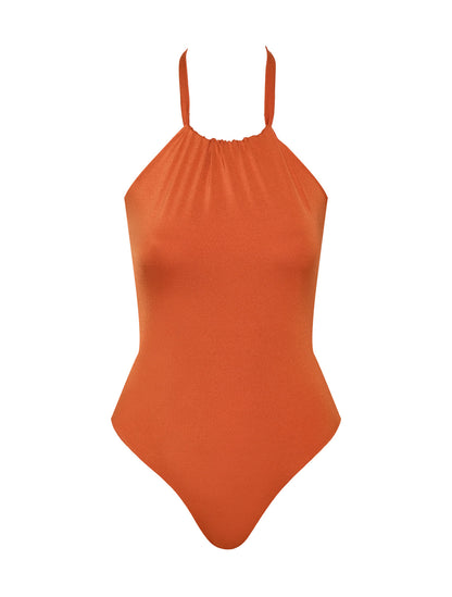 Enterizo Aurora Suntan de la marca Barcés con diseño minimalista estructurado y silueta anatómica de una pieza – Vestido de baño entero de lujo hecho en Colombia | Casa Precis, Concept Store