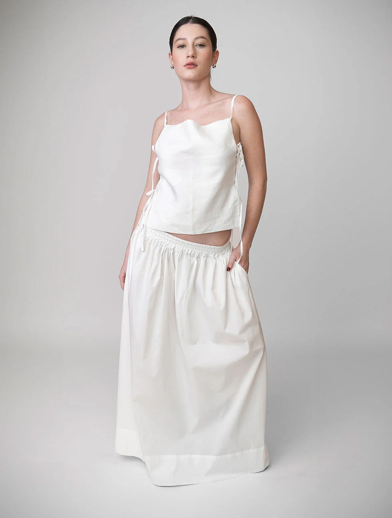 Falda Brisa Clásica de Accamuu con diseño fluido y corte largo para mujer – Moda colombiana de lujo | Casa Precis, Concept Store. Primer plano.