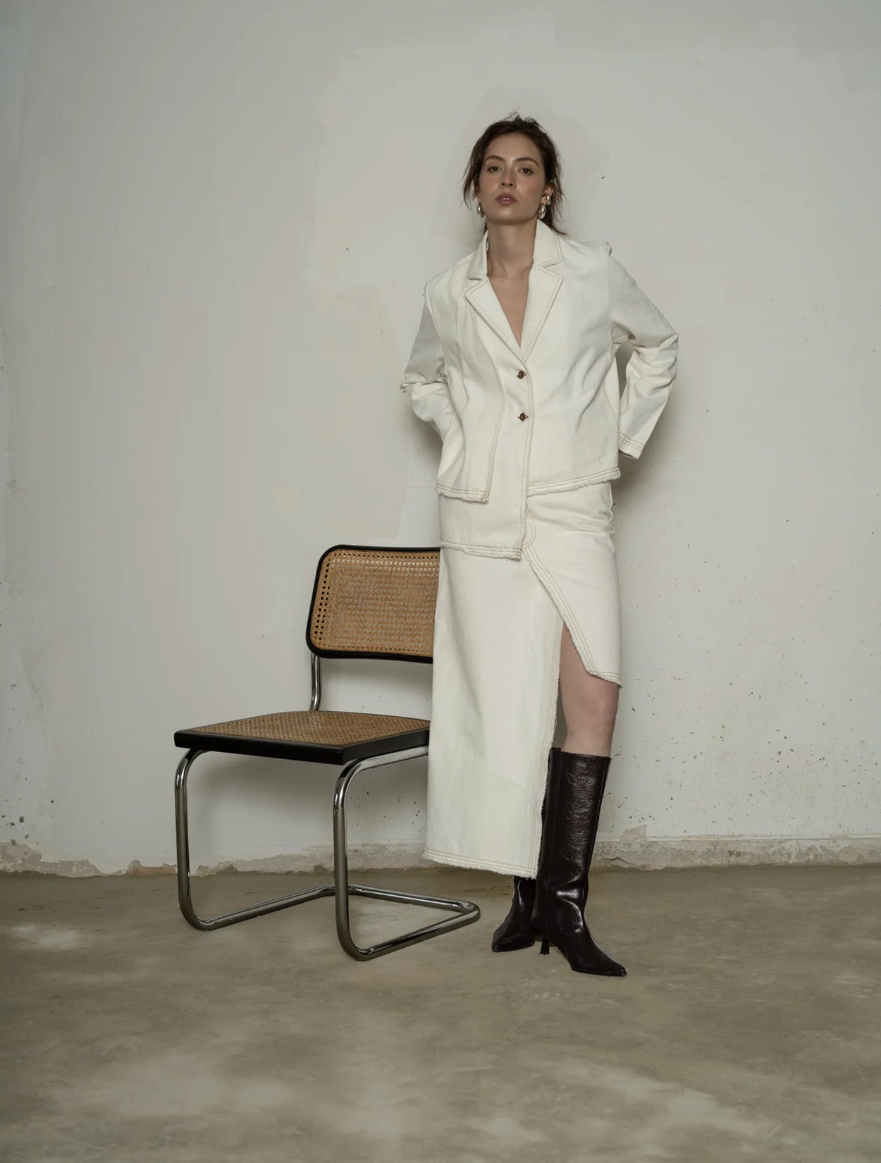 Falda midi de sastre en color bone modelo Bloodline de la marca Disímil – Ropa de lujo contemporáneo y diseño de autor hecho en Colombia | Casa Precis, Concept Store