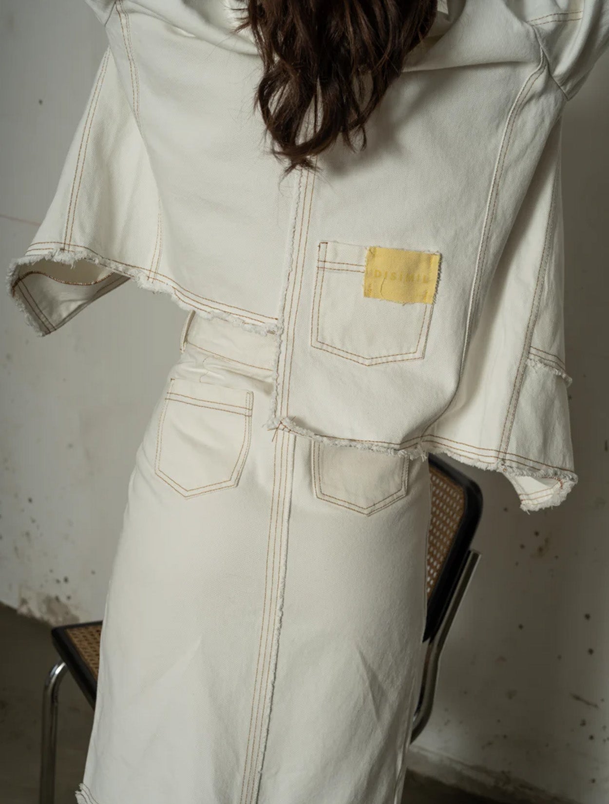 Falda midi de sastre en color bone modelo Bloodline de la marca Disímil – Ropa de lujo contemporáneo y diseño de autor hecho en Colombia | Casa Precis, Concept Store
