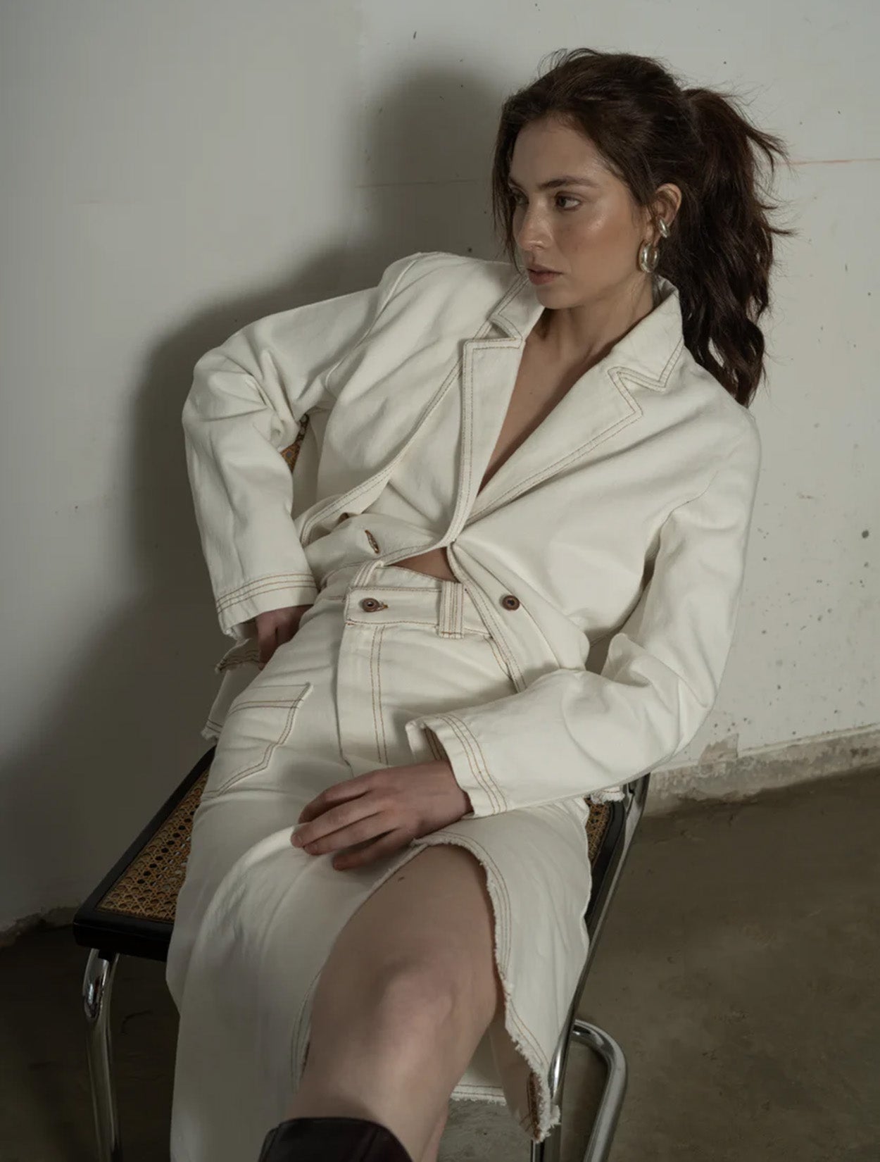 Falda midi de sastre en color bone modelo Bloodline de la marca Disímil – Ropa de lujo contemporáneo y diseño de autor hecho en Colombia | Casa Precis, Concept Store
