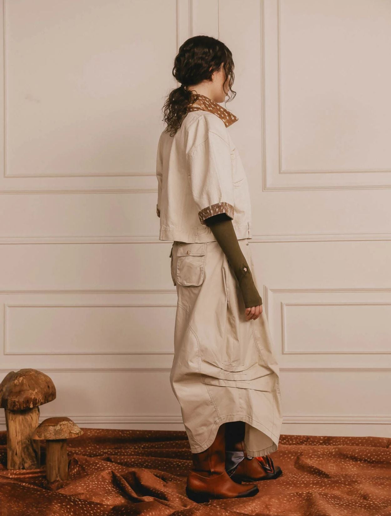 Falda Breeze Gems de la marca Flow Inspires Us con silueta fluida y detalles de pedrería fina de diseño de autor resort – Falda de lujo hecha en Colombia | Casa Precis, Concept Store