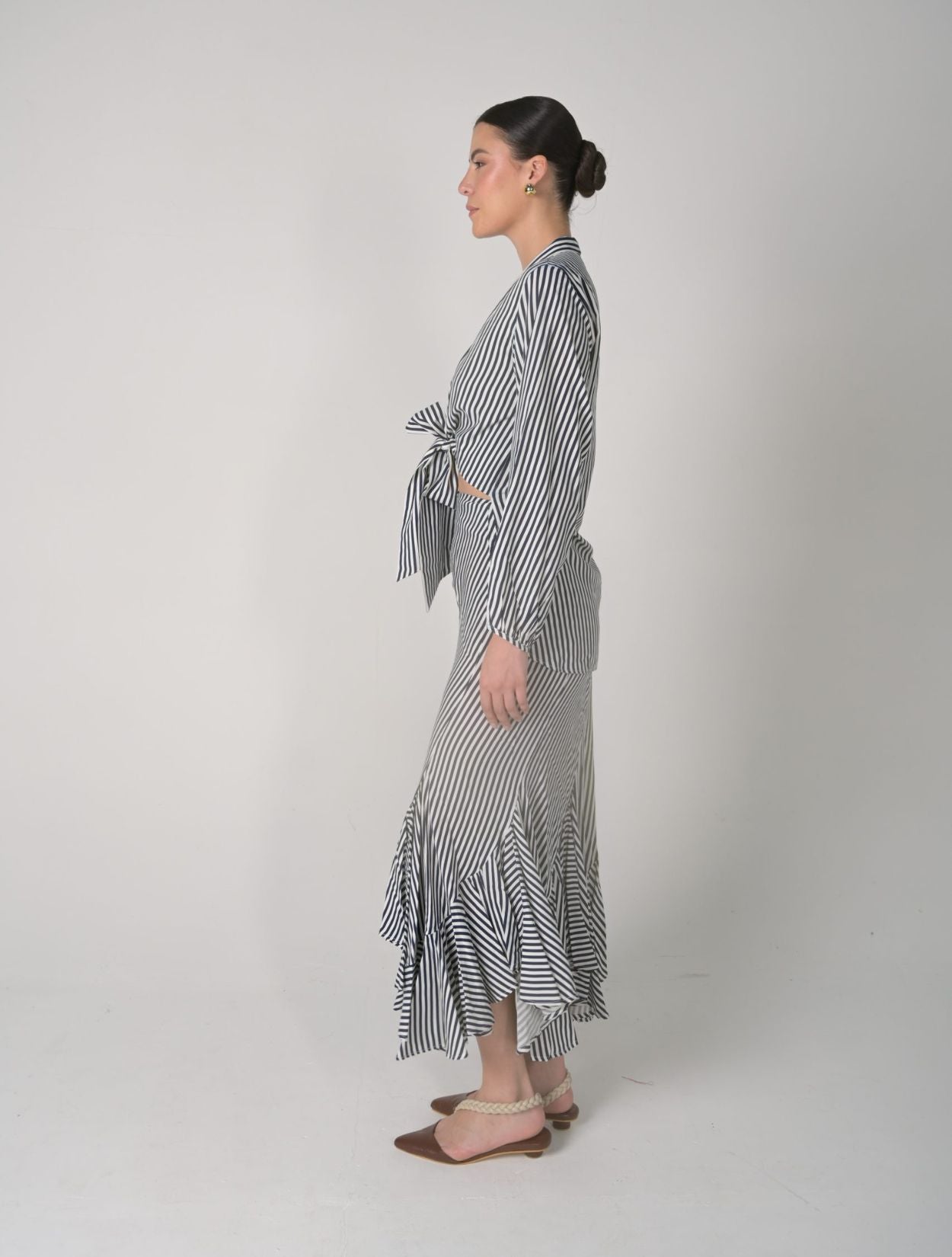 Falda Sea de la marca Mawina con silueta fluida y diseño romántico inspirado en el mar – Moda colombiana de lujo y elegancia consciente | Casa Precis, Concept Store