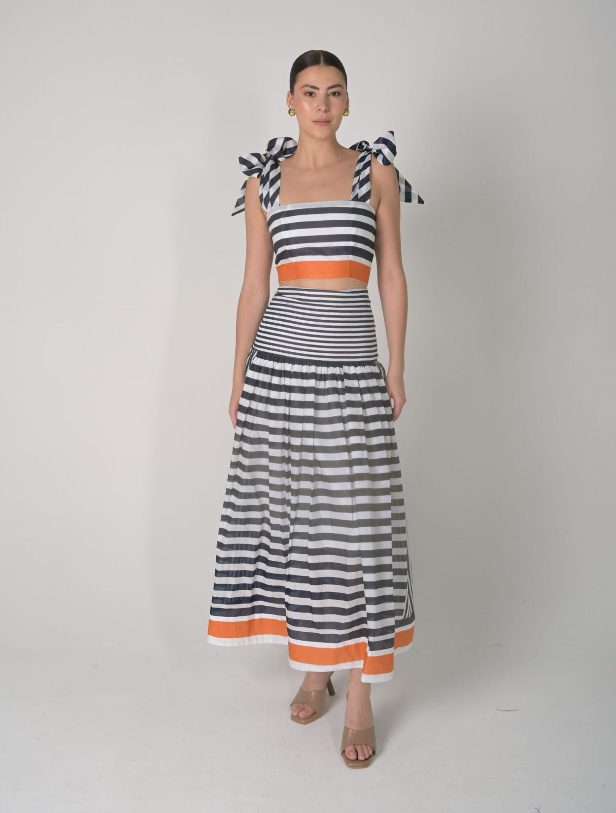 Falda Tangelo de la marca Mawina en color naranja vibrante con silueta fluida – Moda colombiana de lujo contemporáneo y diseño artesanal | Casa Precis, Concept Store
