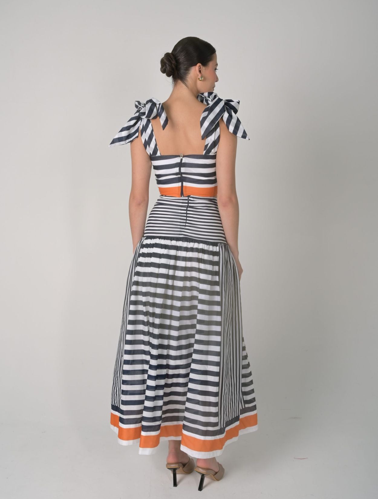 Falda Tangelo de la marca Mawina en color naranja vibrante con silueta fluida – Moda colombiana de lujo contemporáneo y diseño artesanal | Casa Precis, Concept Store