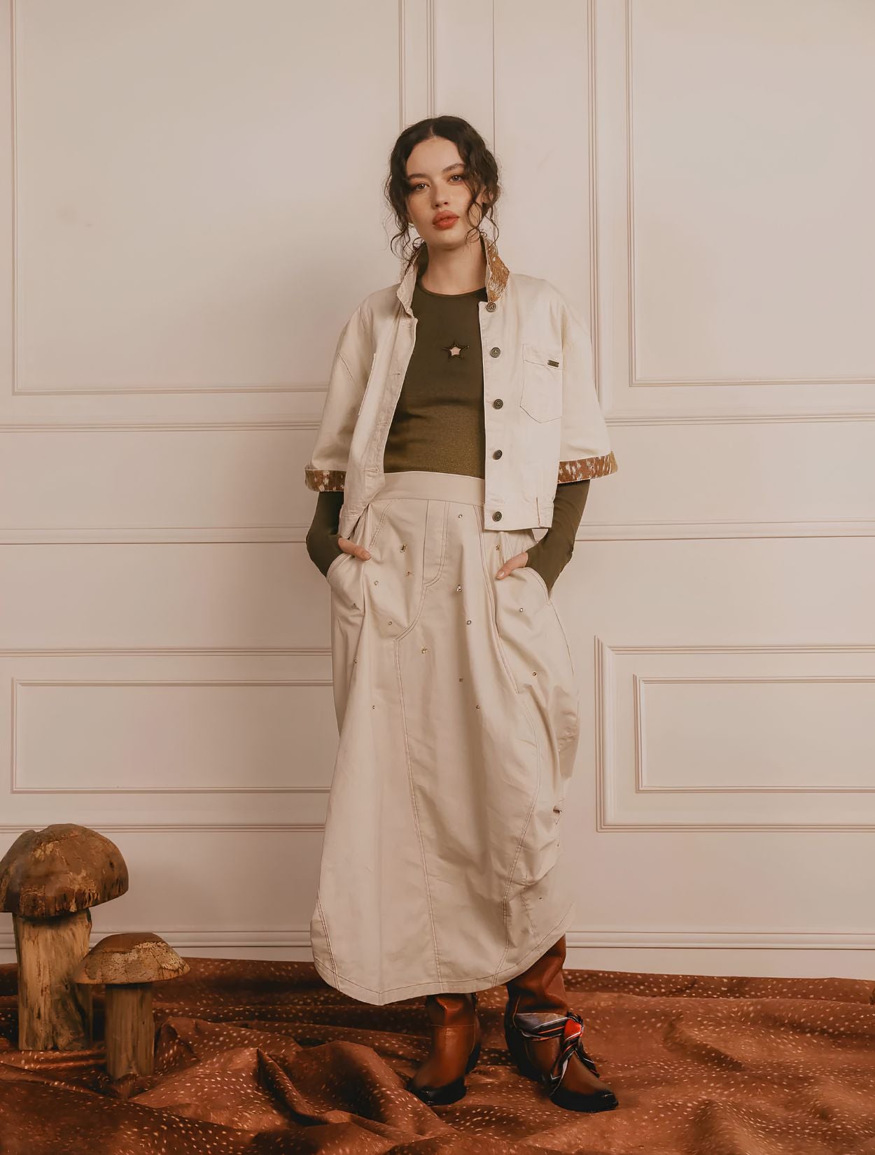 Falda Breeze Gems de la marca Flow Inspires Us con silueta fluida y detalles de pedrería fina de diseño de autor resort – Falda de lujo hecha en Colombia | Casa Precis, Concept Store