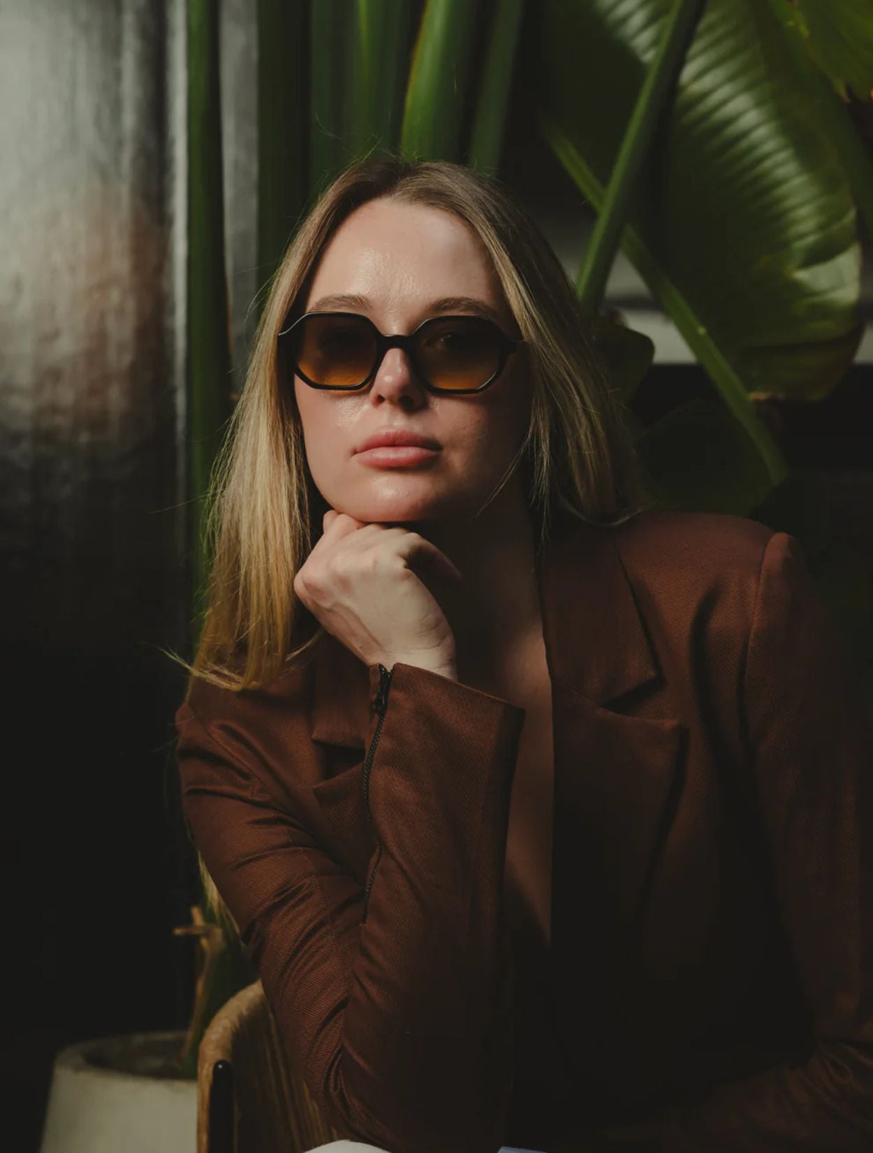 Gafas de sol Bruna Black Sunglasses de la marca Flor Amazona con montura gruesa negra de diseño de autor y protección UV – Eyewear de lujo | Casa Precis, Concept Store