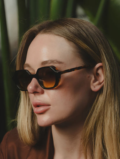 Gafas de sol Bruna Black Sunglasses de la marca Flor Amazona con montura gruesa negra de diseño de autor y protección UV – Eyewear de lujo | Casa Precis, Concept Store