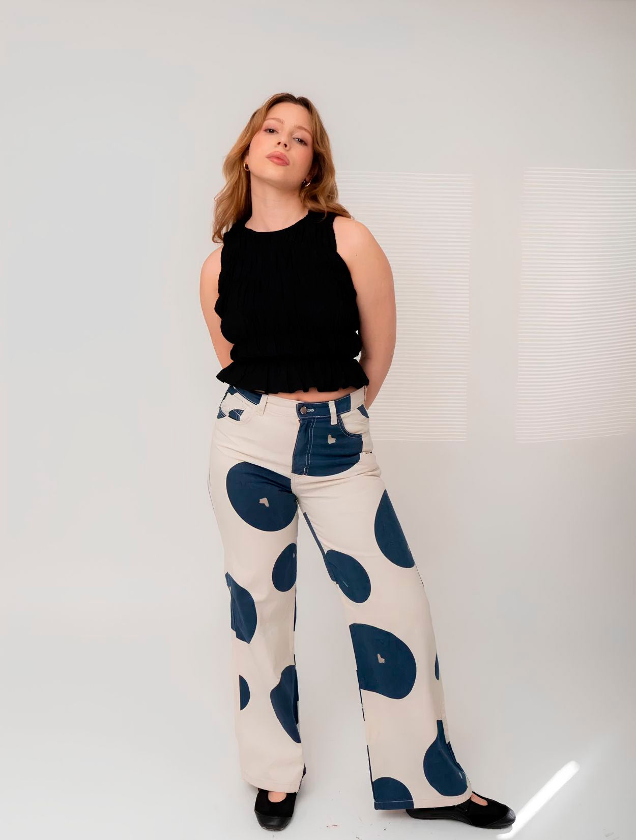 Jean Arándanos de la marca Local Atelier en mezclilla premium azul profundo y tiro alto de diseño de autor – Jean de lujo hecho en Colombia | Casa Precis, Concept Store