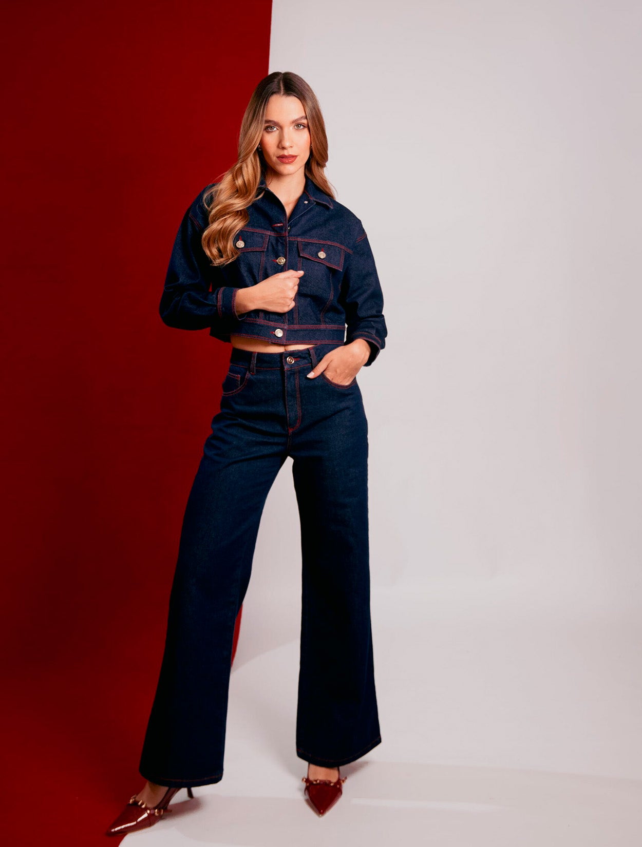 Jeans Ember de Silueta Wide Leg con Detalle de Costura Frontal en Denim Premium de la marca colombiana Fredda x Casa Precis, Concept Store. Primer plano.