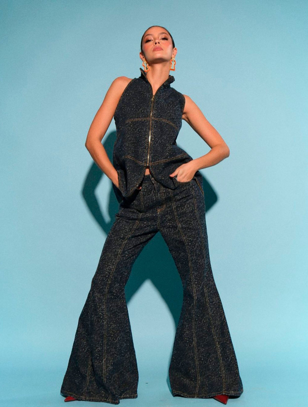 Jean Boot Wild de Kathe Zapata con silueta de bota amplia y diseño de autor – Moda colombiana de lujo en denim | Casa Precis, Concept Store