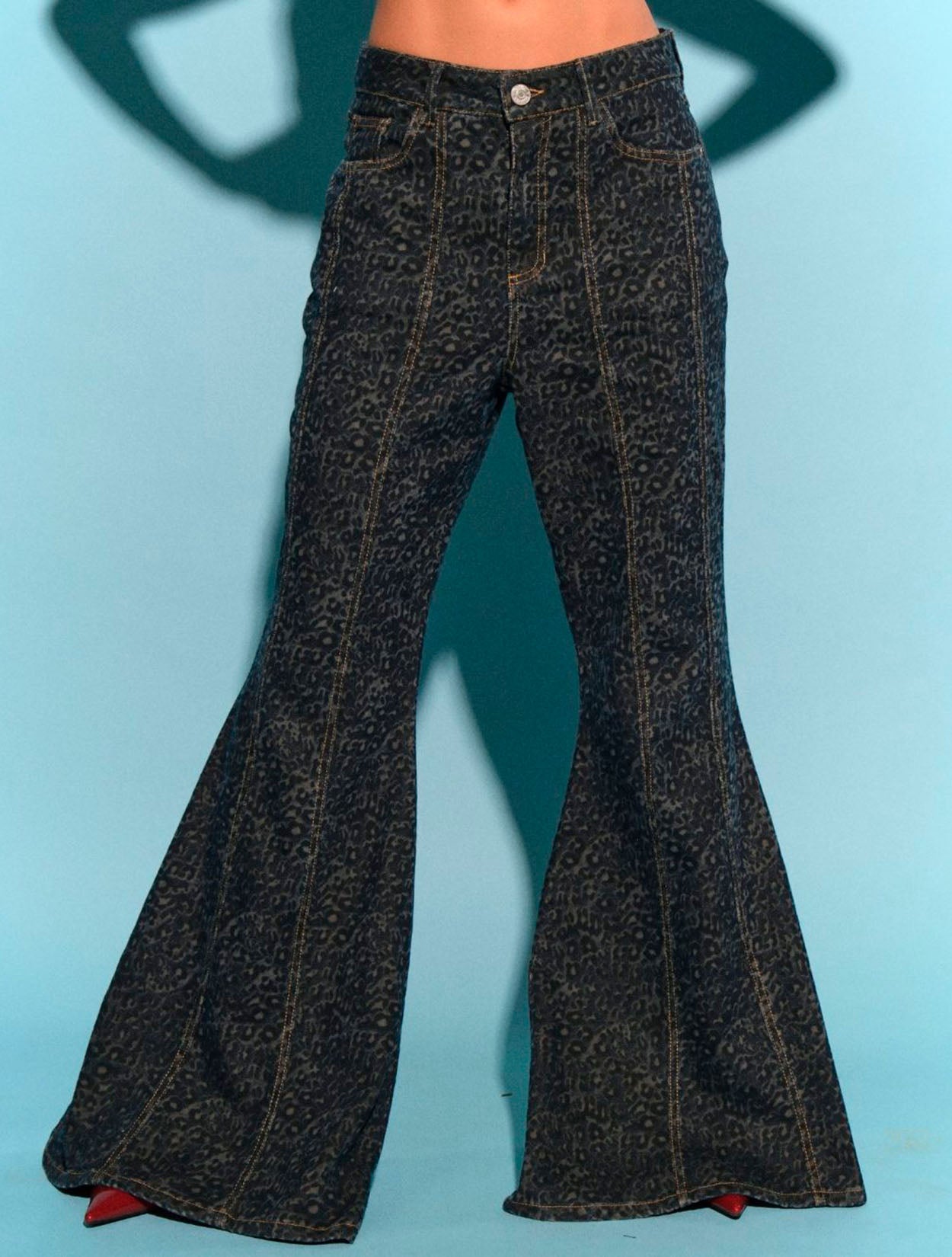 Jean Boot Wild de Kathe Zapata con silueta de bota amplia y diseño de autor – Moda colombiana de lujo en denim | Casa Precis, Concept Store