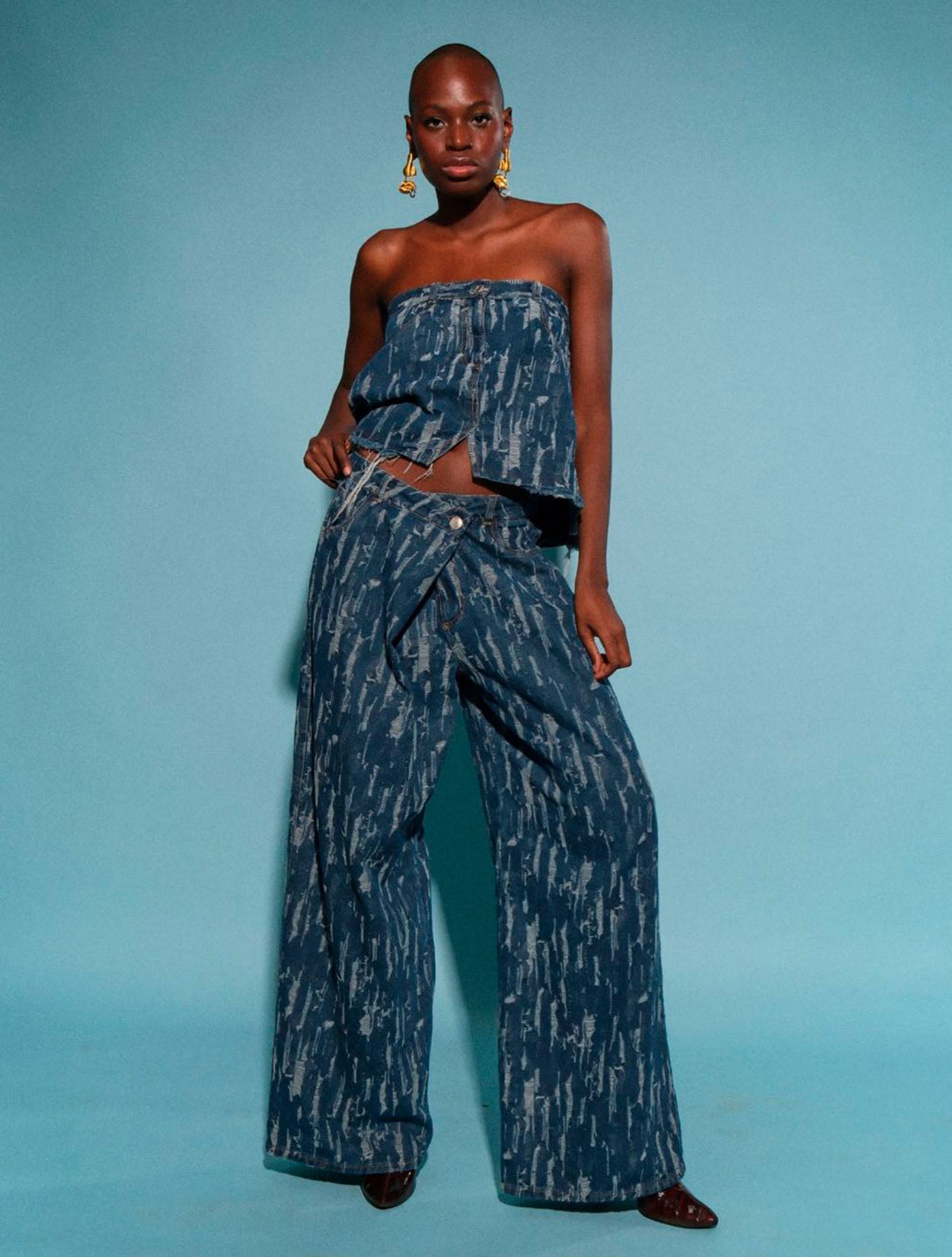 Jean Extra Pareo Rocky de Kathe Zapata con diseño híbrido asimétrico y silueta amplia – Moda colombiana de lujo urbano y vanguardia | Casa Precis, Concept Store