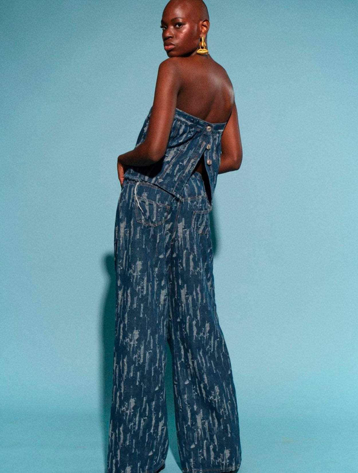 Jean Extra Pareo Rocky de Kathe Zapata con diseño híbrido asimétrico y silueta amplia – Moda colombiana de lujo urbano y vanguardia | Casa Precis, Concept Store