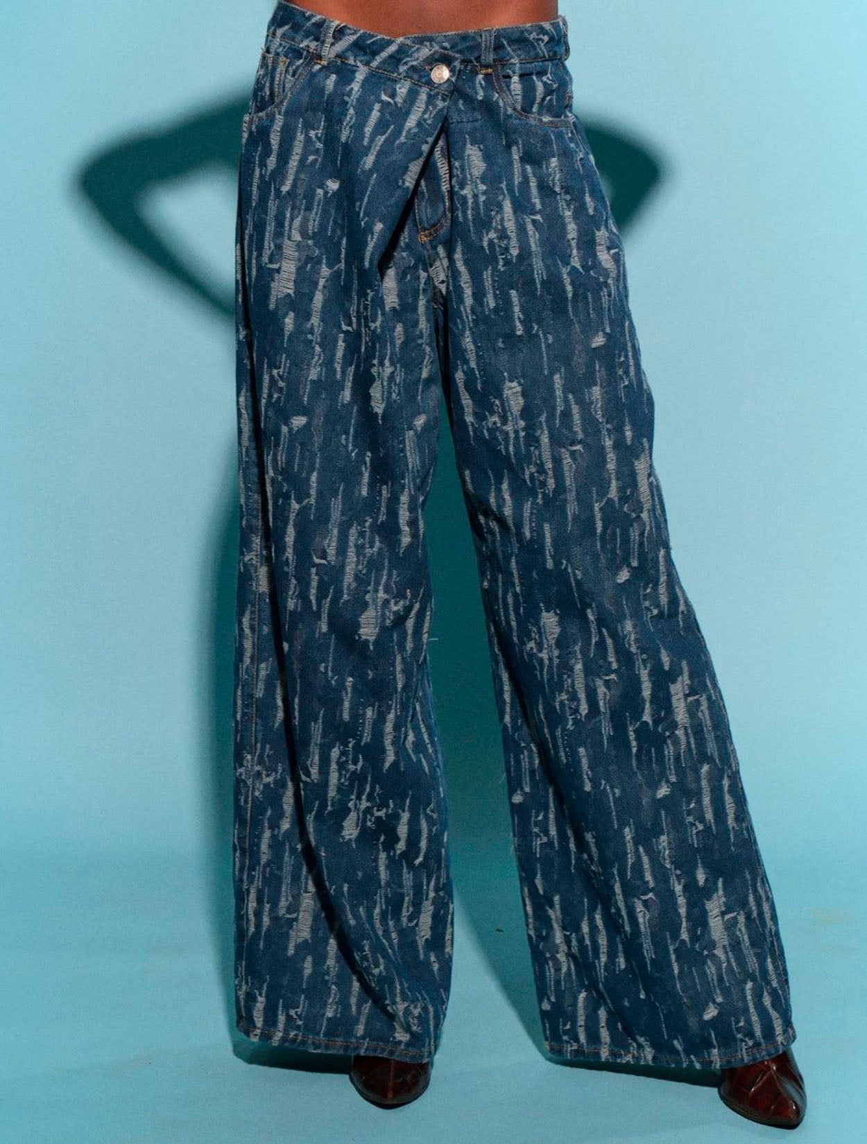 Jean Extra Pareo Rocky de Kathe Zapata con diseño híbrido asimétrico y silueta amplia – Moda colombiana de lujo urbano y vanguardia | Casa Precis, Concept Store